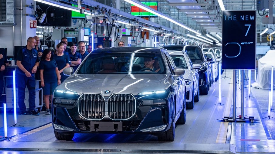 BMW Série 7 está próxima das 2 milhões de unidades produzidas e agora passa a ter versão 100% elétrica