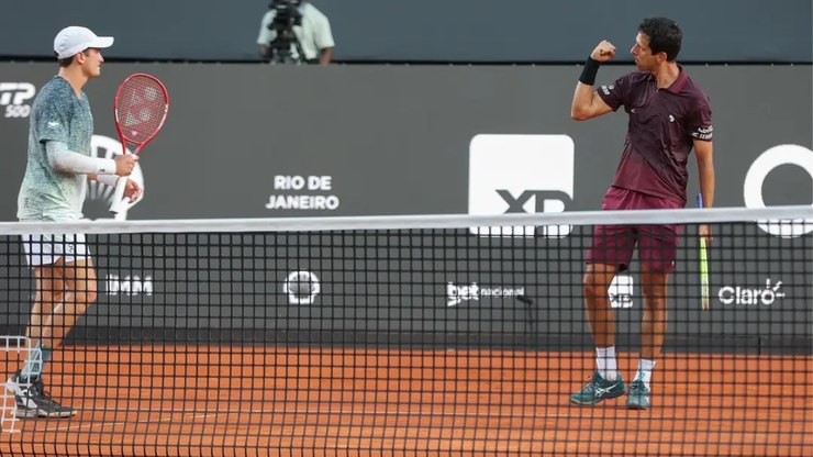 João Fonseca e Marcelo Melo vencem e vão às semis do Rio Open