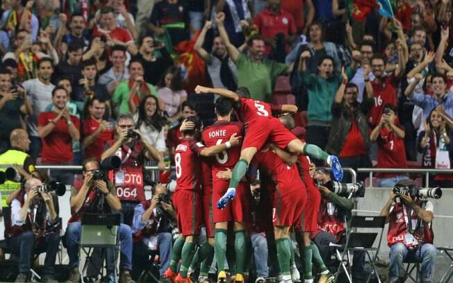 Jogadores de Portugal comemoram um dos gols da vitória sobre a Suíça que garantiu a seleção na Copa de 2018