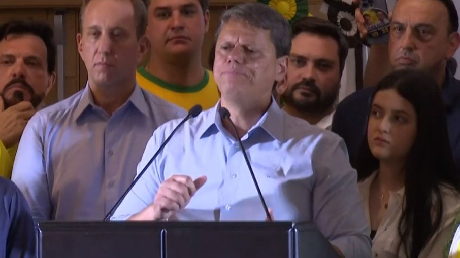 O então candidato ao governo de São Paulo, Tarcísio de Freitas, em coletiva durante campanha eleitoral.