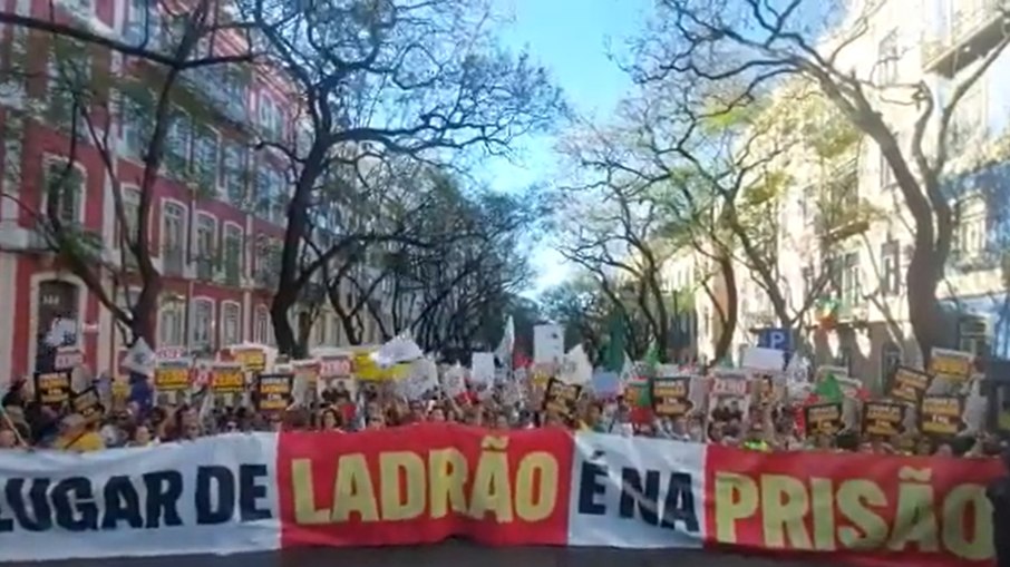 Manifestantes protestando contra o presidente Lula