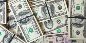 Ibovespa se aproxima dos 200 mil e dólar continua abaixo de R$ 5