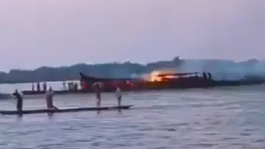 Barco pega fogo e deixa mais de 140 mortos no Congo Barco pega fogo e deixa mais de 140 mortos no Congo