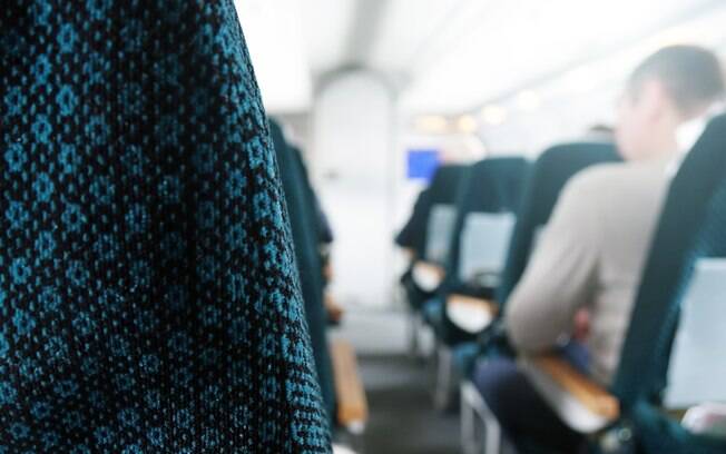 A coordenadora de comissários de bordo recomenda sentar na parte dianteira do avião para evitar enjoo A coordenadora de comissários de bordo recomenda sentar na parte dianteira do avião para evitar enjoo