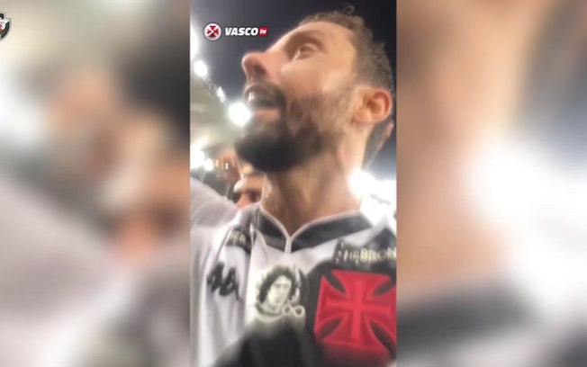 Nenê comanda torcida em canto após vitória sobre o Botafogo