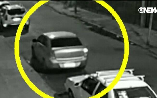 No vídeo, é possível ver ainda o momento em que um Cobalt, que teria sido usado para seguir o carro de Marielle , dá partida