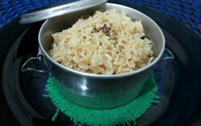 Veja a receita completa de como fazer arroz integral simples