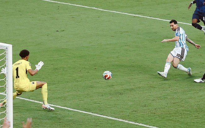 Vozinha defendendo o chute de Lionel Messi em Argentina x Cabo Verde Vozinha defendendo o chute de Lionel Messi em Argentina x Cabo Verde