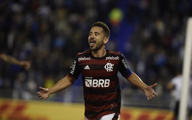 Everton Ribeiro celebra marca histórica pelo Flamengo nas redes sociais