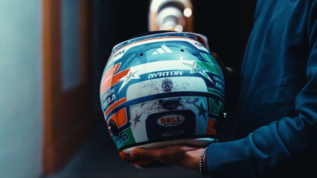 Capacete de Kimi Antonelli em homenagem a Ayrton Senna Capacete de Kimi Antonelli em homenagem a Ayrton Senna