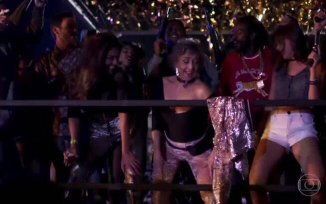 Elvira deu um verdadeiro show em cena que aparece no baile funk do morro com Bibi e Sabiá
