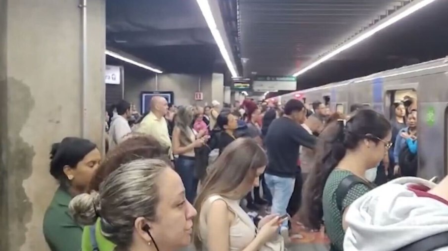 Metrô de São Paulo registrou longas filas nesta quarta