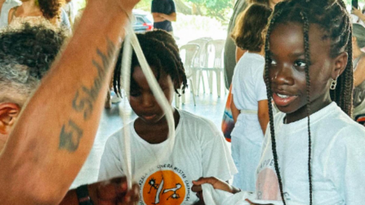 Bruno Gagliasso compartilha vídeos dos filhos fazendo capoeira