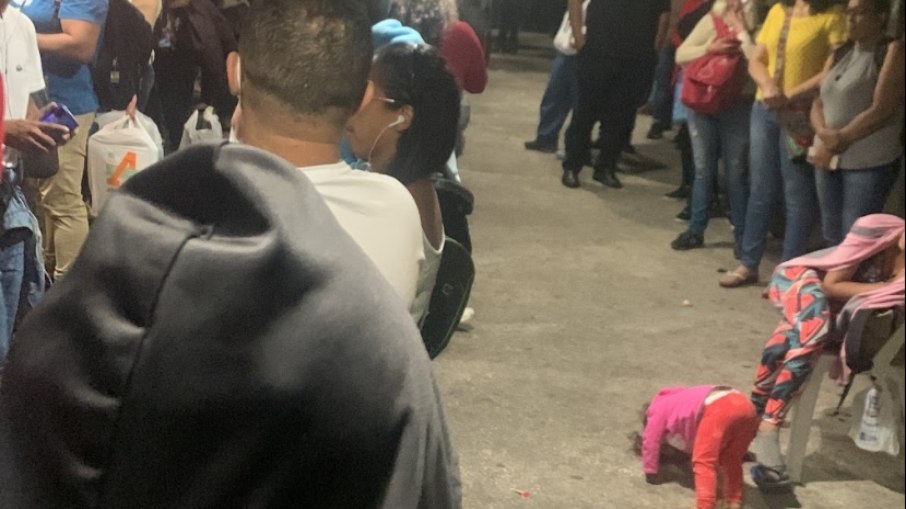 Terminal Armênia mais cheio que o habitual com a suspensão das vans na volta a Guarulhos. Terminal Armênia mais cheio que o habitual com a suspensão das vans na volta a Guarulhos.