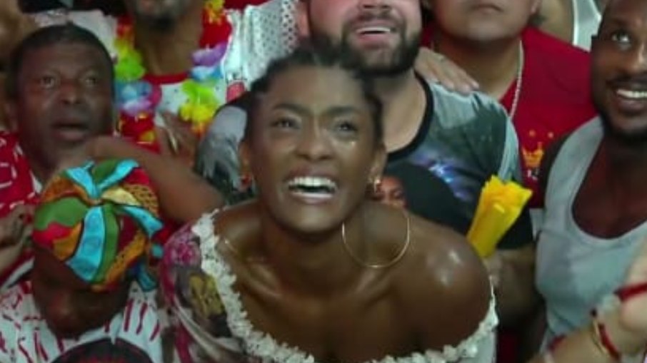 Rainha da Viradouro: Erika Januza faz live durante apuração de notas do Carnaval