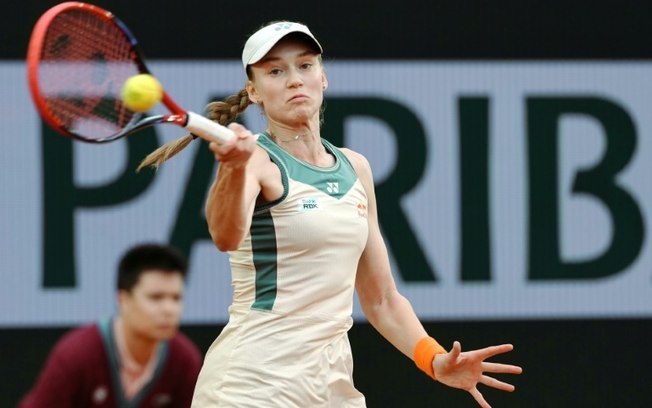 Elena Rybakina durante a vitória sobre a belga Greet Minnen nesta terça-feira, na primeira rodada de Roland Garros