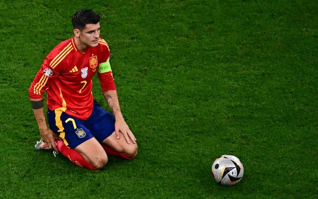 Pode isso, Arnaldo? Morata sofreu uma entrada forte de segurança que corria atrás de invasor Pode isso, Arnaldo? Morata sofreu uma entrada forte de segurança que corria atrás de invasor