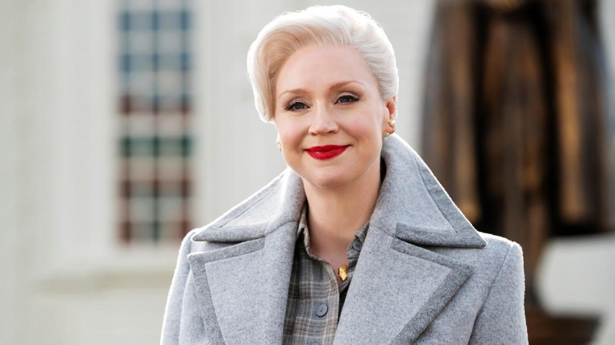 Gwendoline Christie em seu papel como Larissa Weems na série Wandinha 