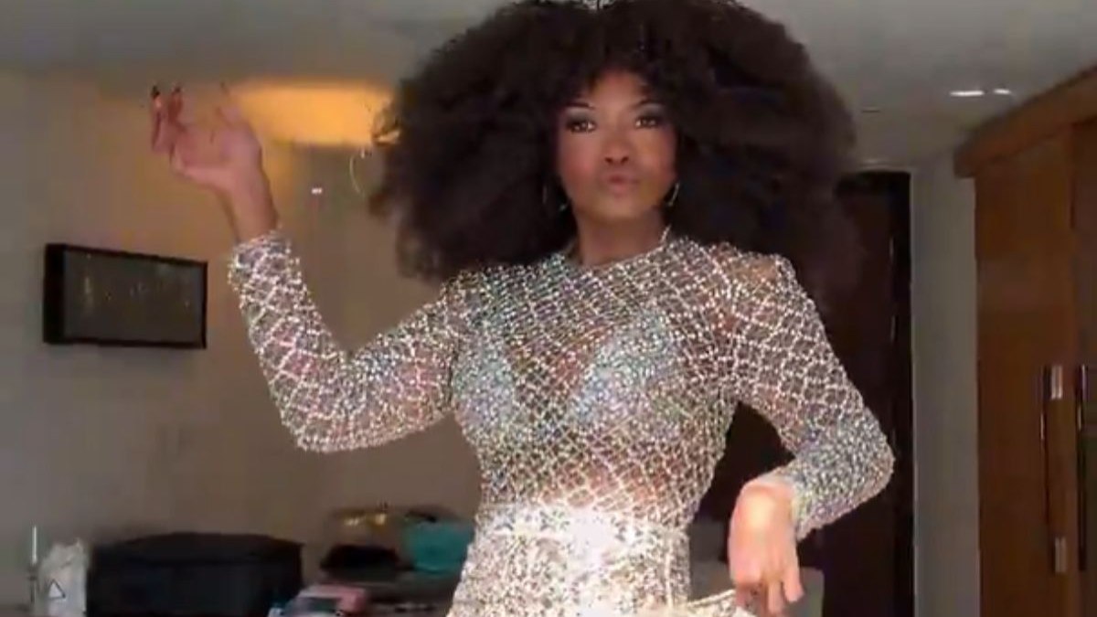 Gaby Amarantos usa look ousado em show póstumo a Erasmo Carlos