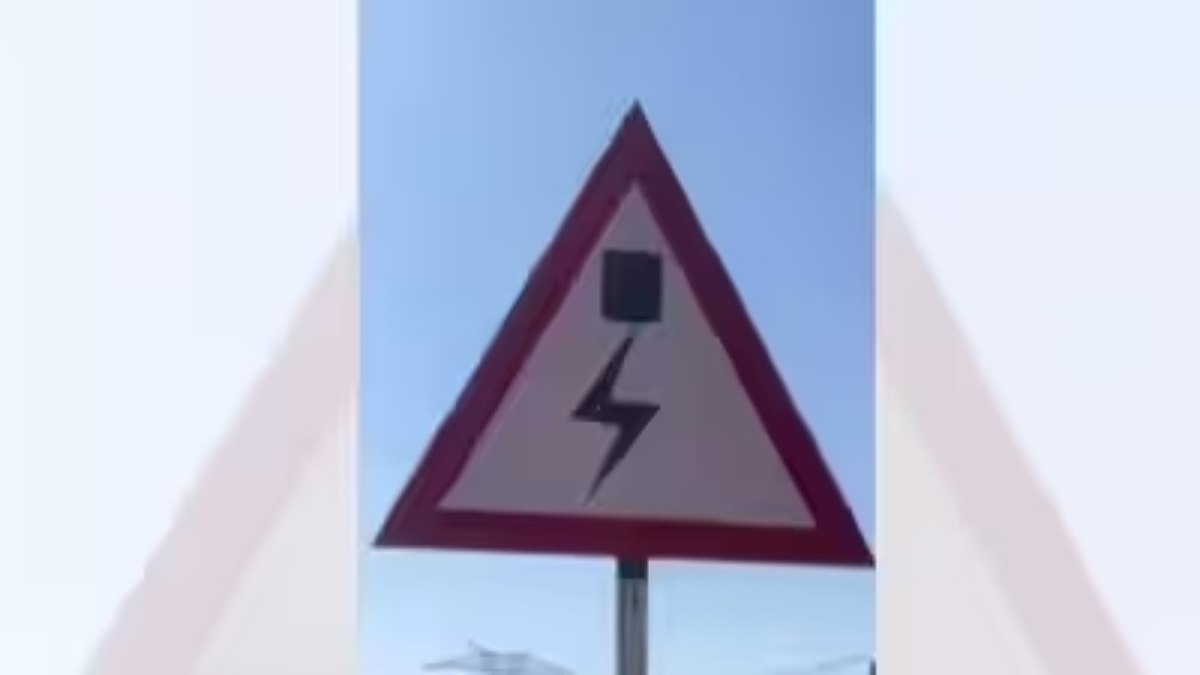 Placa de trânsito com raio no meio indica perigo de cabos elétricos na via Placa de trânsito com raio no meio indica perigo de cabos elétricos na via