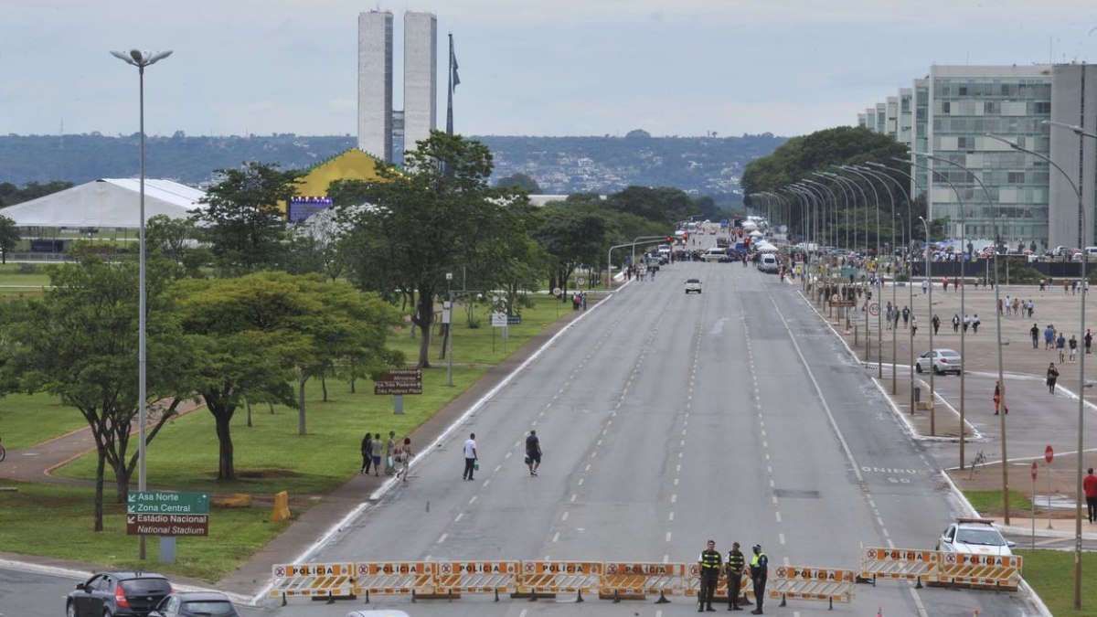 Dois foram palcos montados no gramado central da Esplanada