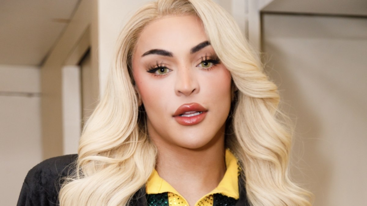 Pabllo Vittar coloca o bumbum para jogo em fotos sensuais de calcinha fio-dental