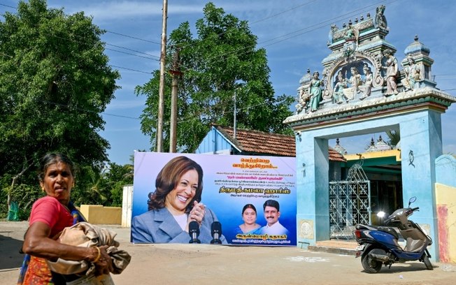 Cartazes de Kamala Harris são expostos no vilarejo indiano de Thulasendrapuram, onde o avô materno da democrata viveu