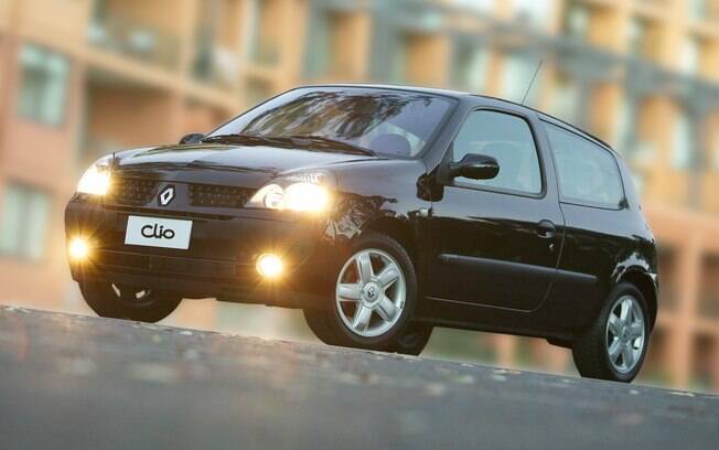Renault Clio Dynamique 1.6 é bem difícil de encontrar, inclusive com essas rodas esportivas da imagem