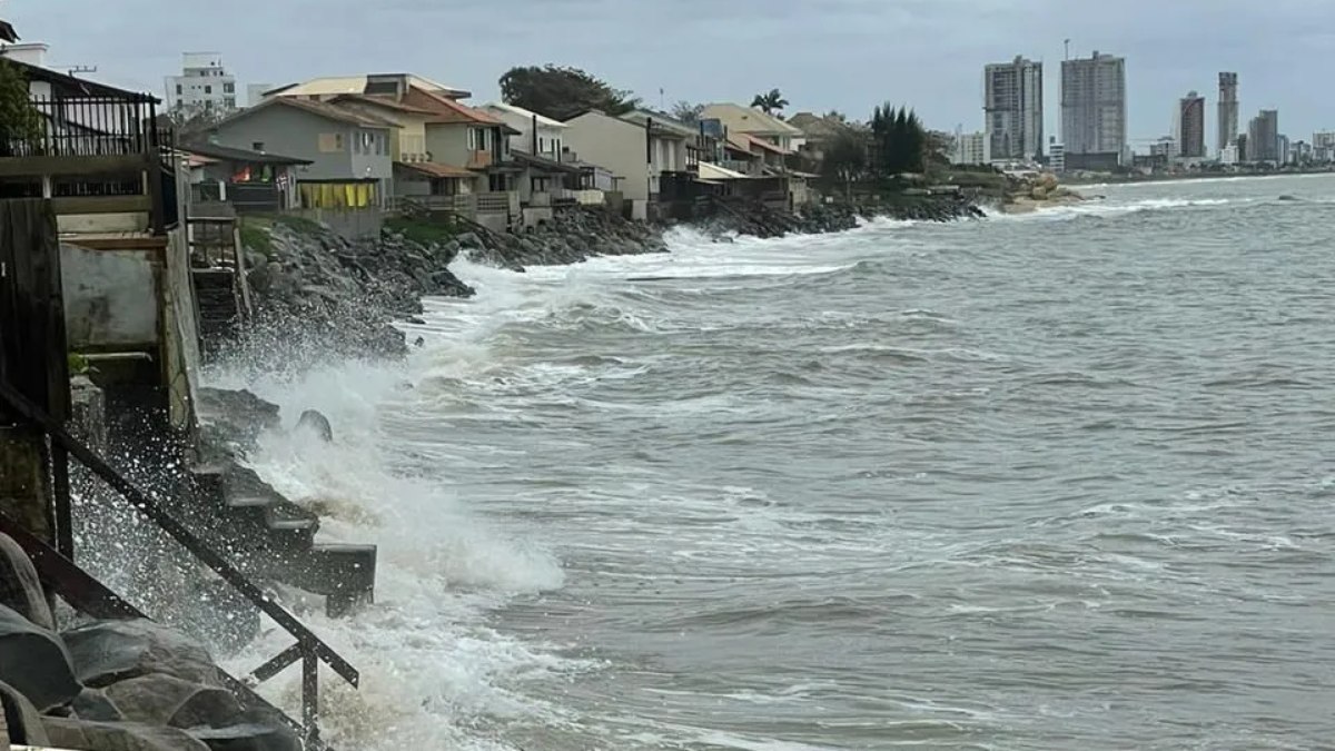 Ressaca marítima avançou contra ruas. Ressaca marítima avançou contra ruas.