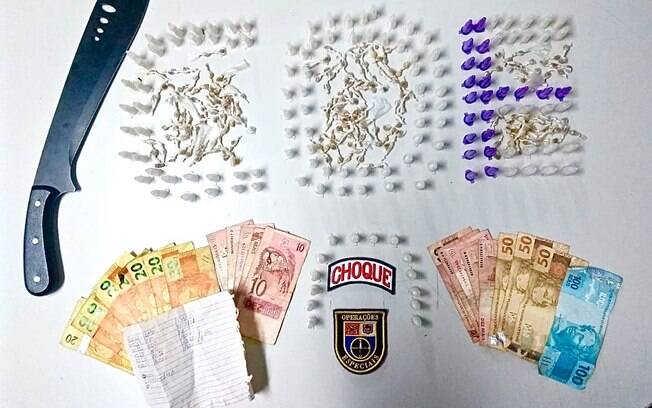 Parte do crack e cocaína aprendidos pelo COE, mais R$530. Note o pedaço de papel com anotações da contabilidade do tráfico