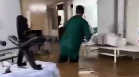 Cidade fica com único hospital totalmente inundado; vídeo