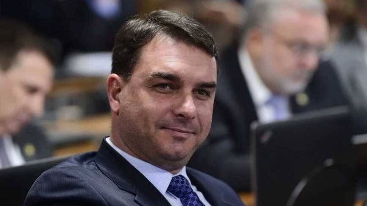 Flávio afirma que foto com 'Sicário' de Vorcaro é feita por IA