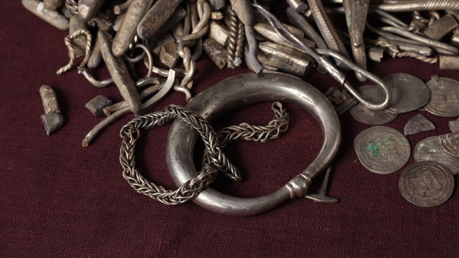 Moedas anglo-saxônicas e árabes achadas no tesouro viking evidenciam comércio e relações financeiras com diferentes partes do mundo Moedas anglo-saxônicas e árabes achadas no tesouro viking evidenciam comércio e relações financeiras com diferentes partes do mundo