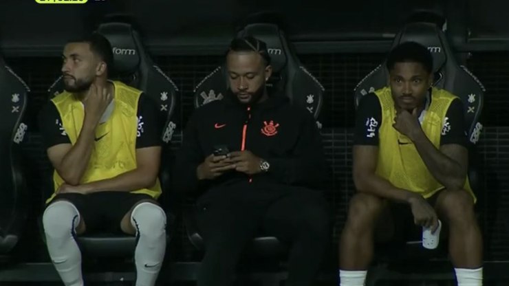 Memphis entra na mira do STJD por usar celular em jogo contra Fla