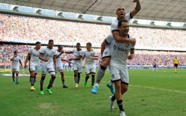 Jogadores do Botafogo comemoram gol com Rafael após lateral se lesionar