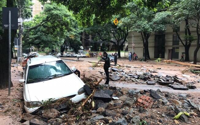 Asfalto foi arrancado e carros destruídos na Avenida Prudente de Morais, na Região Centro-Sul de BH