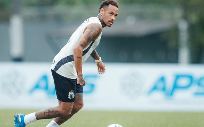 Cuca conversa com Neymar no treino do Santos no CT Rei Pelé Cuca conversa com Neymar no treino do Santos no CT Rei Pelé
