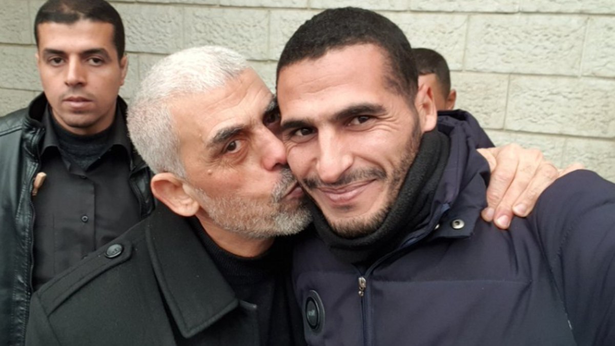 O 'jornalista' Eslaiah e Yahya Sinwar, líder do Hamas e arquiteto da invasão a Israel. O 'jornalista' Eslaiah e Yahya Sinwar, líder do Hamas e arquiteto da invasão a Israel.