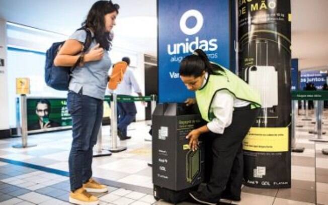 Funcionários da associação que representa as companhias áreas brasileiras orientam passageiros nos aeroportos Funcionários da associação que representa as companhias áreas brasileiras orientam passageiros nos aeroportos