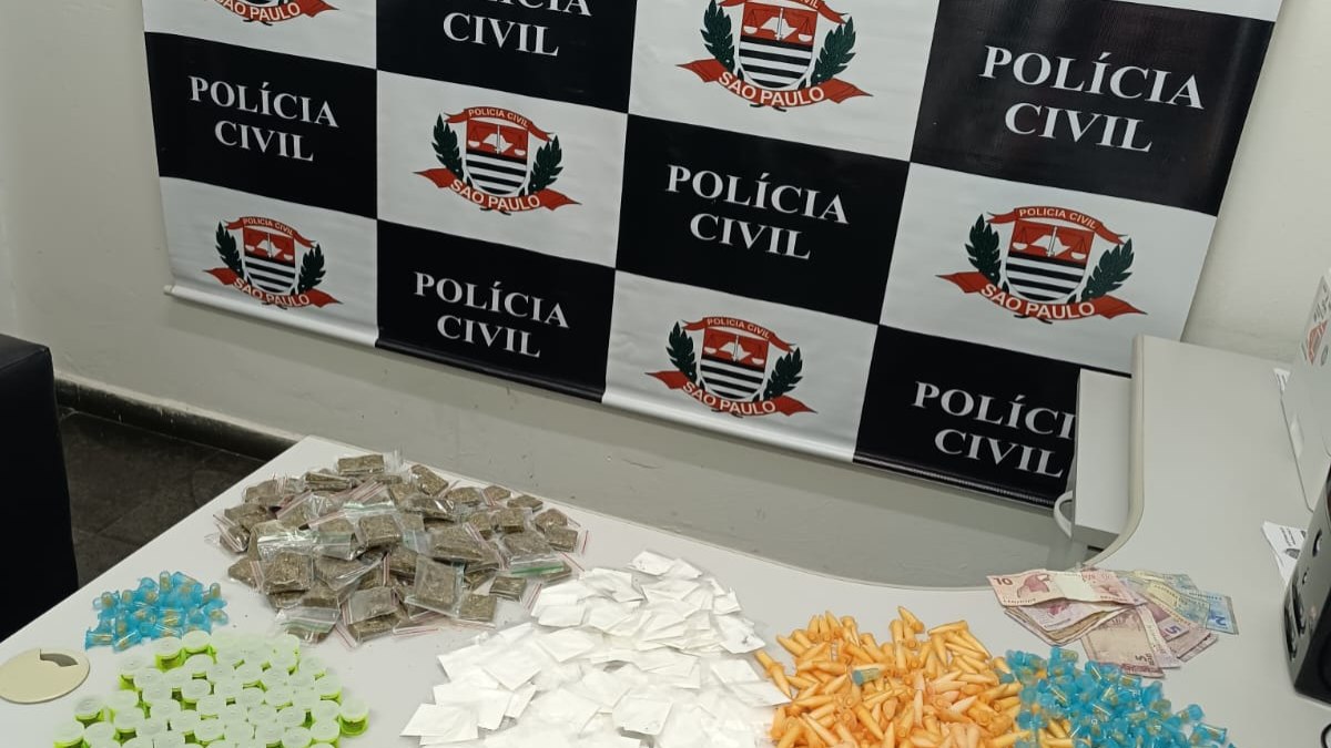 Os policiais encontraram aproximadamente mil porções de substâncias já preparadas para a venda Os policiais encontraram aproximadamente mil porções de substâncias já preparadas para a venda