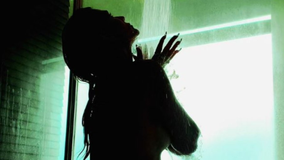 Lívia Andrade provoca seguidores com foto durante o banho
