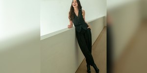 Anne Hathaway divulga primeira foto como Andy Sachs