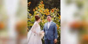 Casal planta girassóis para o próprio casamento: "Foi incrível"	
