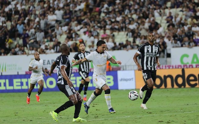 Lenny Lobato comemora gol ao lado de companheiro do Ceará
