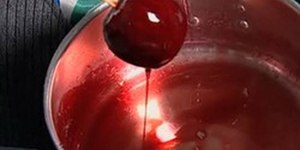 Doce e gostosa: Confira como fazer maçã do amor tradicional e com chocolate