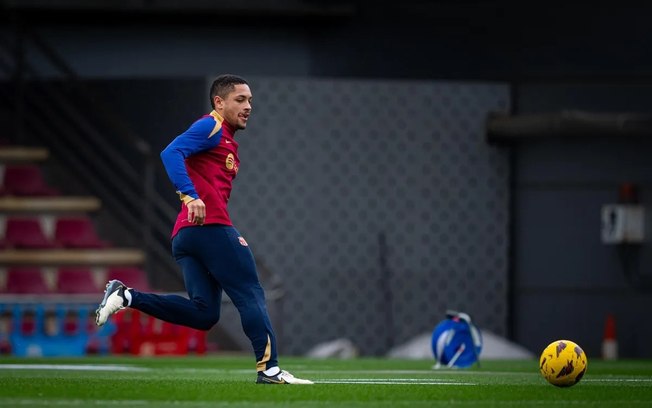 Vitor Roque durante treinamento do Barça - Foto: Sara Gordon/FC Barcelona