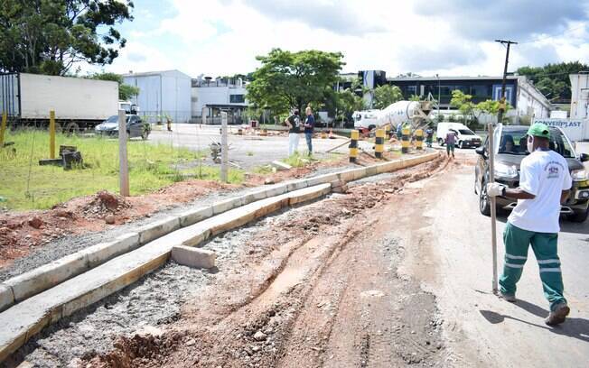 Obras devem eliminar o acúmulo de água na via. Obras devem eliminar o acúmulo de água na via.