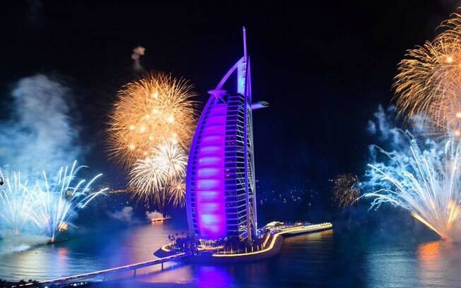 Em Dubai, nos Emirados Árabes Unidos, a passagem do ano foi marcada por muito luxo e glamour