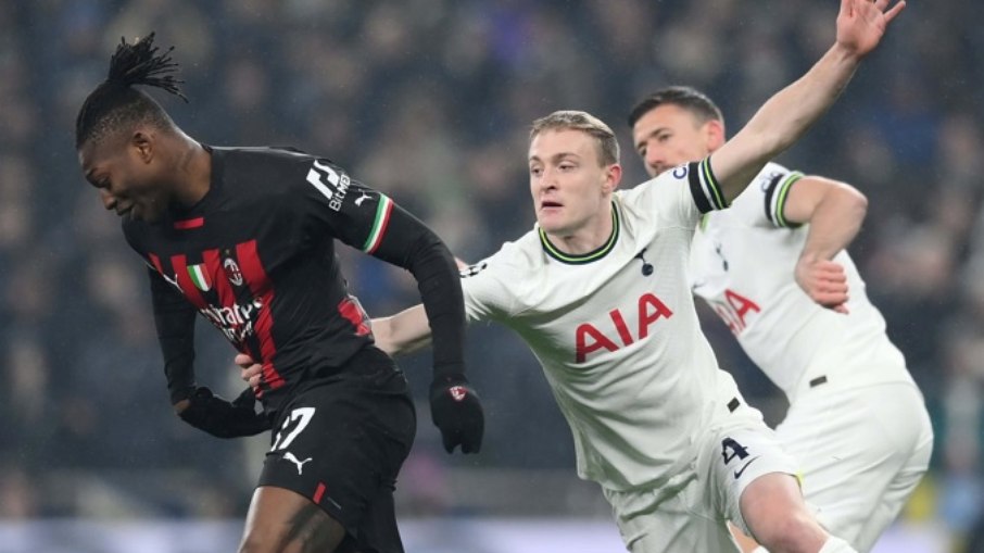 Milan segura empate com Tottenham e avança às quartas da Champions