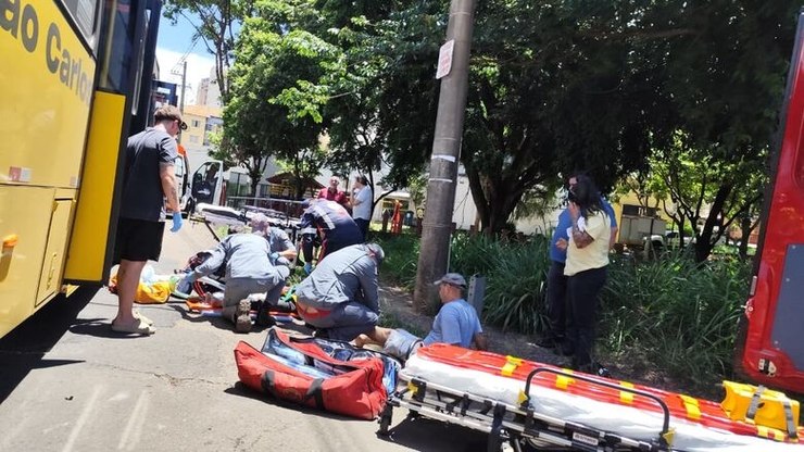 Casal de idosos fica ferido após colisão entre moto e ônibus